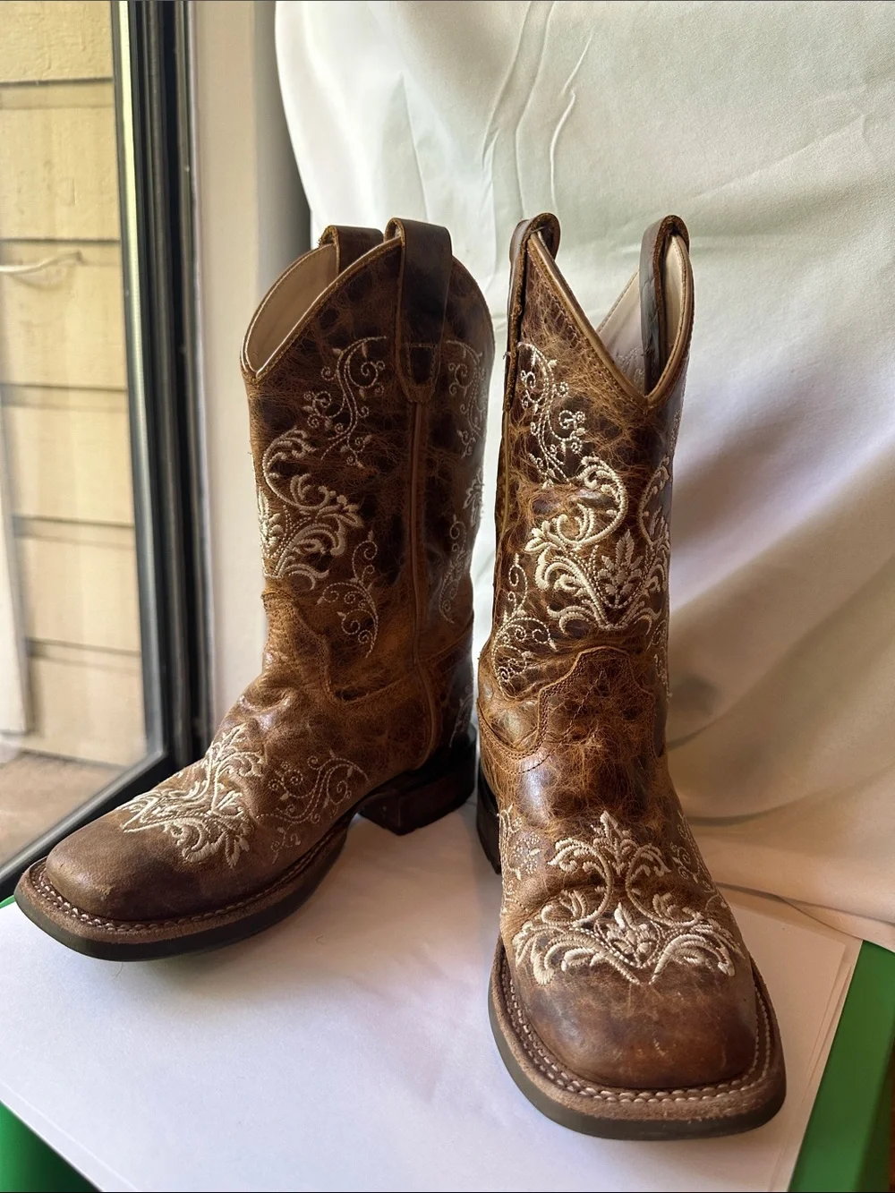Old West Brown Embroidered Western Boots -Girls size 13.
